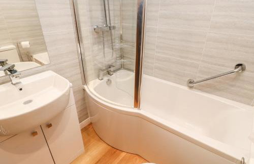 Flat Above 27 - Photo 20