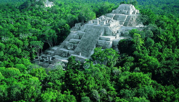 Templo escalonado de Calakmul