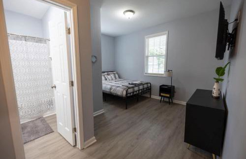 3 Min to Downtown - 10 Min to Elon - Smart TVs - Foto 18