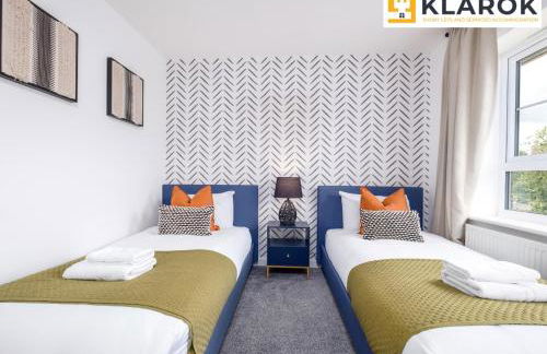 Four Bedroom Semi Detached House By Klarok Accommodation Peterborough With Free Parking & Garden - Foto 28