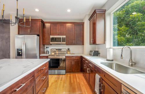 Spacious 3 Bed House near MD Anderson with Free Parking & Wi-Fi - Photo 17