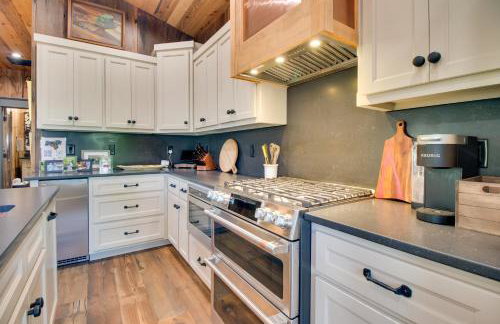 Walk to White River Cozy Escape with Screened Porch - Foto 5