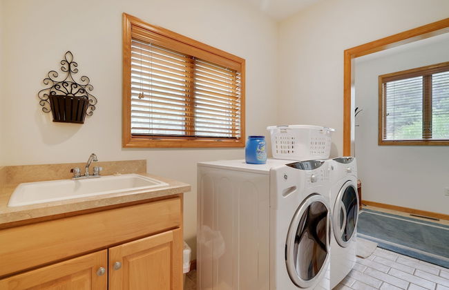 Elk Hollow by Avantstay Lakefront Chalet w Game Room Fire Pit - Photo 45