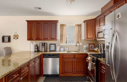 Newark Gem Pearl 3BR, 2BA - Sleeps 10 - Walk to Prudential Center and Newark Penn Station, Near EWR and American Dream Mall, includes WiFi - Laundry - Backyard - Gym - Foto 8