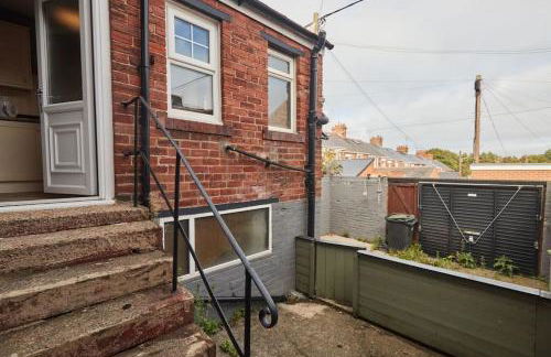 Cosy 3-Bedroom House in Seaham - Street Parking - Photo 29