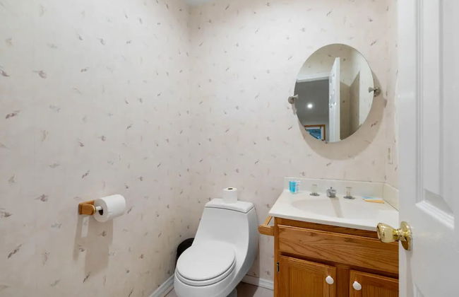 Cozy Fall Home With 4BR and Fireplace - Photo 35