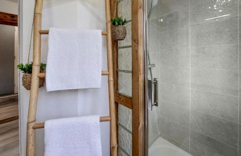 Amazing Home In Neuilly Le Vendin - Photo 30