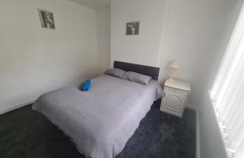 L & J ESCAPES-4 BEDROOMs SUITABLE FOR CONTRACTORS AND FAMILIES- LARGE PRIVATE PARKING-10 MINUTES TO M6 JUNCTION 9 - Photo 11