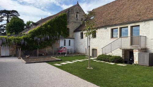 Au 8 à Meursault, Magnifique maison Bourguignonne au pied des vignes, jardin, places de parking privée - Photo 1
