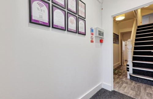 Large 5-Bedroom Home, Perfect for Long Stays & Team Accommodation - Foto 71