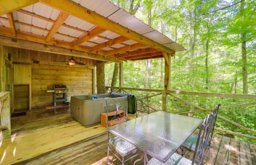 All-Season Sunroom and Hot Tub Marion Cabin Retreat - Foto 2
