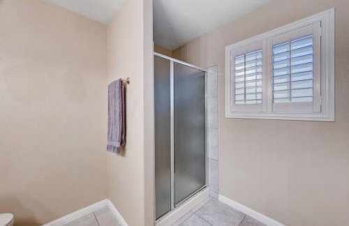 Cozy Getaway with King Bed, BBQ & Spacious Backyard - Photo 14