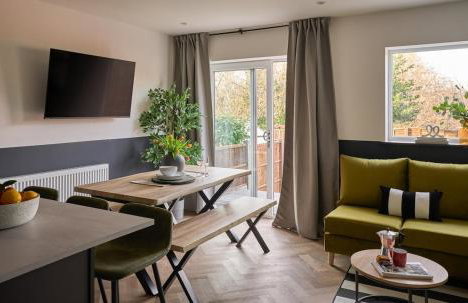 Beautiful 4 Bedroom - Close to QE Hospital & Uni - Photo 28
