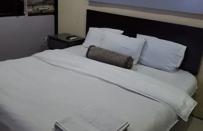 Premiership UK Suites - Photo 4