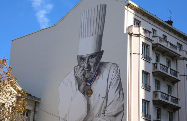 Tour privado de degustación de comida en el mercado matutino de Lyon en Les Halles Paul Bocuse - Foto 2