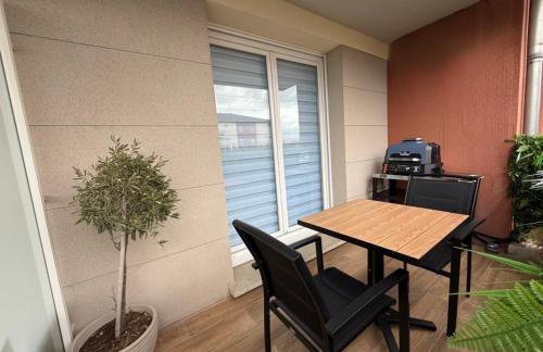 Suite Eden Spa, Appart-hôtel 3 étoiles 40m2 aux portes de Lens, Spa privé illimité, Écran géant, Box Orange, Netflix et Sport, Patio couvert barbecue, Parking gratuit en résidence privée calme, Chambre séparée, Cuisine équipée, Lit Queen Size, Wi-Fi fibre - Foto 24
