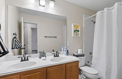 The Blue Door Oasis 4BR 2 BATH with 6 Beds Frisco with Arcade, Games, Office - Foto 48