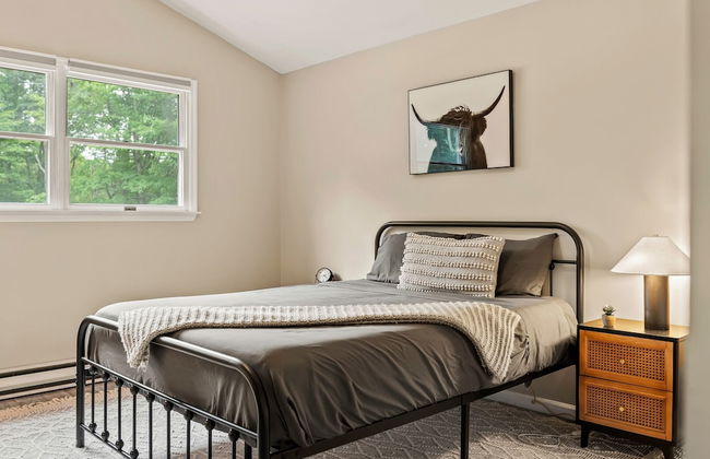 The Evergreen Escape by Avantstay Modern Cabin w Volleyball Court Hot Tub - Foto 29