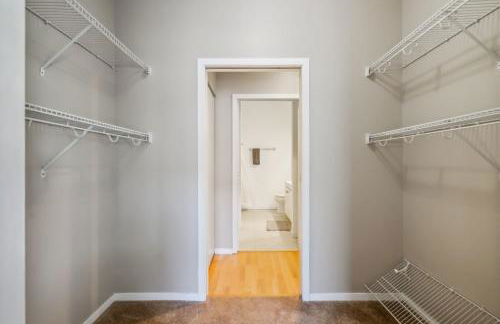 CozySuites Mill District with pool, gym #08 - Foto 10