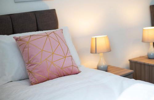 City Access - 3 Beds - Parking - Smart TVs - Foto 9