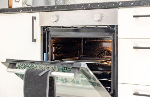 ROOMS NEAR ME - Entire place, kitchen & washroom with amenities, smart tv, fast Wifi, parking nearby - Foto 17