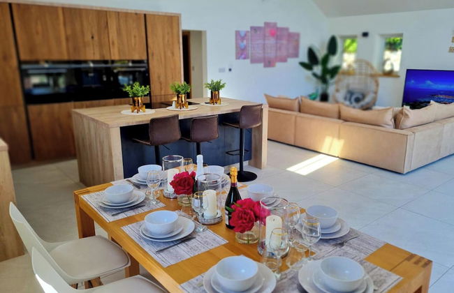 4 Bed Villa Sleeps 8 -private Terrace-free Parking - Foto 16