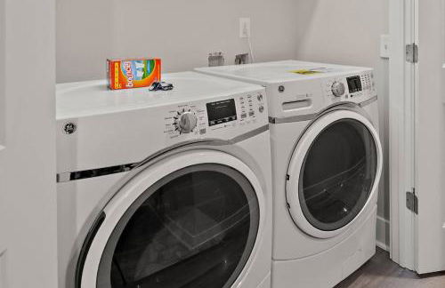 *NEW* Charm on Church ~ Cozy, Modern, Downtown Apt - Foto 33