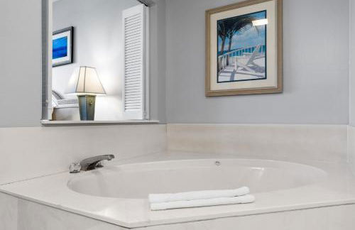 Breath Taking 3 BR Direct Oceanfront Condo with Private Balcony at The Wyndham Ocean Walk Resort - Foto 11