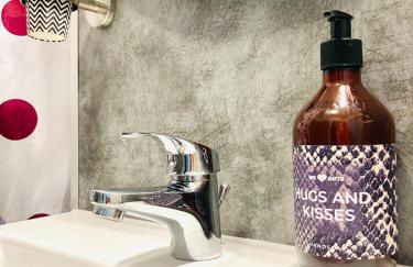 Living at Saarpartments -AdultsOnly- 2 Bedrooms, Kitchen - Business & Holiday Apartments for Long- and Short term Stay, 3 min to Train Station, Secure E-Bike Parking! - Foto 10