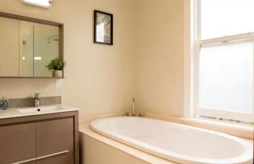Totally Renovated Victorian House in Center SF! - Foto 37