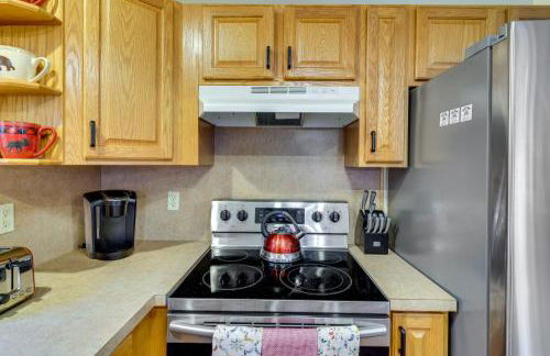 Hot Tub, Game Room! Poconos Home 22 Mi to Slopes - Foto 8