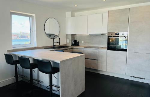 Luxury 2 Bed Apartment - River Views - Parking - Photo 11