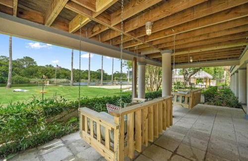 Waterfront oasis with private pool, game room, fire pit and volleyball court - Foto 75