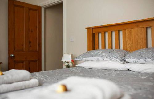 Sleeps 5 - 3 Bedrooms - walk to the square hosted Happy Valley cast - Foto 28