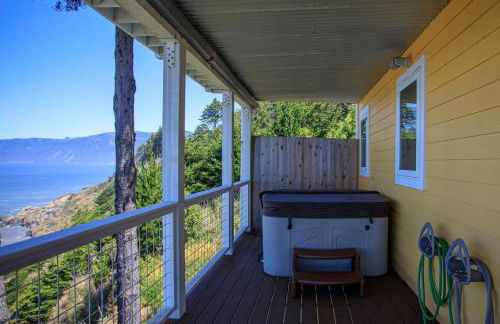 Amazing Oceanview 2 bedroom Oceanfront! by OceanviewHotTubs Shelter Cove, CA Tesla EV Station - Foto 69