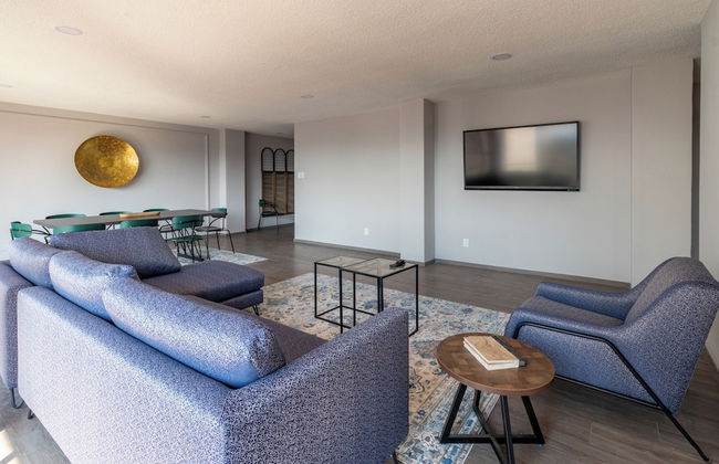 Penthouse Near Masaryk , Sleeps 16 , Pet Friendly - Foto 1