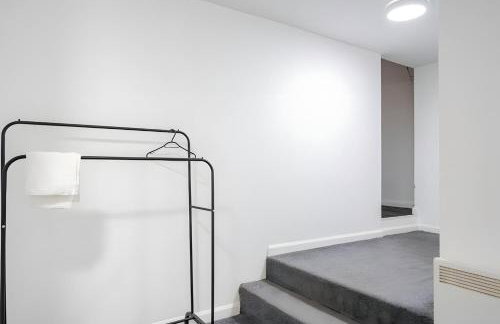 Modern Derby Studio - Sleeps 4, Close to Amenities & Parking - Foto 13