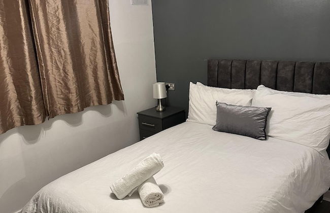 Remarkable 2-bed Apartment in Wolverhampton - Photo 4