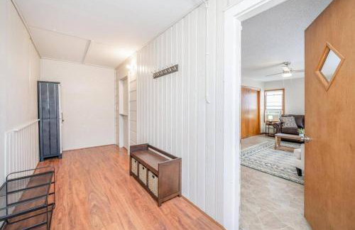 Cozy 1 Bed 1 Bath Home with Garage and Fenced Yard - Foto 2