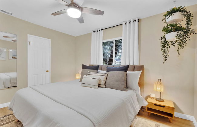 Designer Coastal Paradise w Pool - Steps to Beach - Foto 32