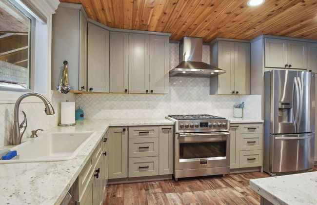 Alpine Chalet Nature Lovers Rejoice! Chic 4 BDR - Photo 11