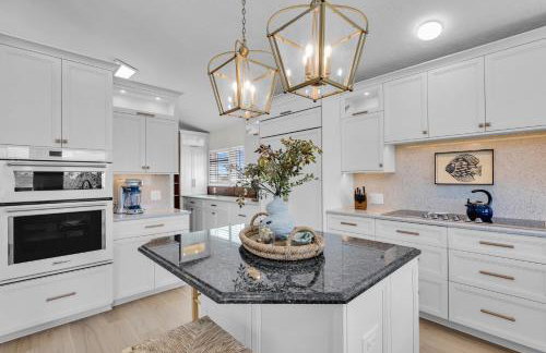 NEW LISTING! Reel Joy Waterfront Luxe with Pool and Private Dock home - Foto 6