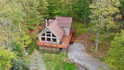 Mountain retreat w 2 fireplaces & lake - Foto 1