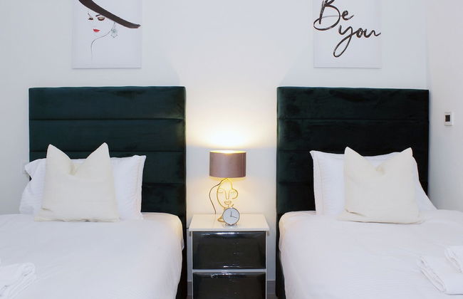 Luxury StayCation - Tranquil Retreat With Beautiful Park Views - Photo 4