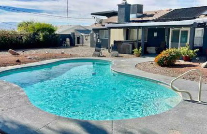 Spacious Getaway! Pool, Spa, Sleeps 9 - Foto 4