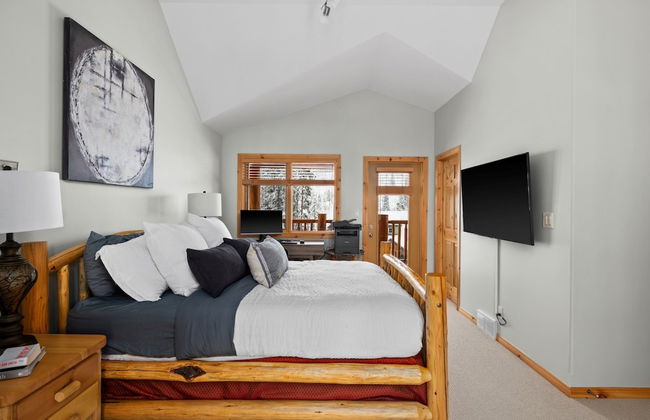 MODERN 4,500 sqft Ski Chalet: 5 Br + 6 Ba | Pool Table | Pool + PRIVATE Hot Tub - Photo 5