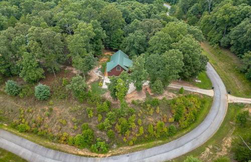 Romantic Cabin w Rain Shower & Spa Tub - Photo 36