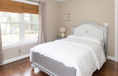 Exquisite home with pool, enclosed yard, fireplace, central AC, & washer/dryer - Foto 27