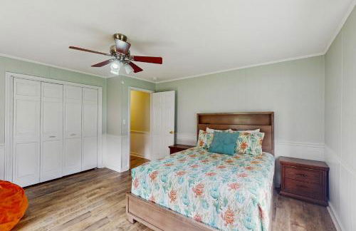 Serene 3BR Waterfront Retreat With A/C, Wifi, Two Kayaks, and Full Kitchen - Foto 16