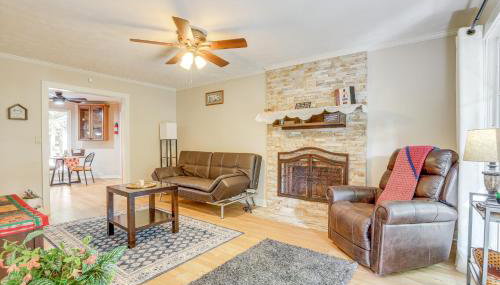 6 Mi to Stone Mountain Park Home with Deck! - Foto 5